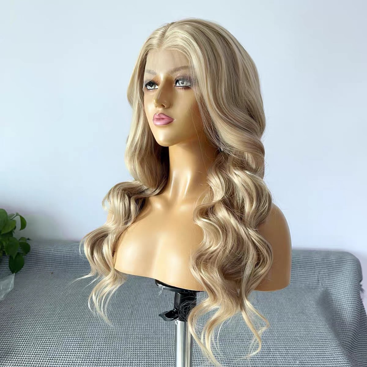 26-inch honey gold full head wig with large wavy curls, hand-hooked, lace 13*4, women's realistic hair, everyday full head of volume.